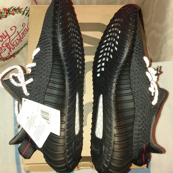 Yeezy Boost 350 v2 Black - Picture 3 of 8